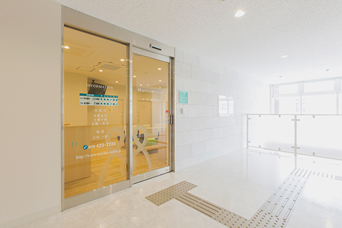 �݂₯���ȃN���j�b�N�@�G���g�����X